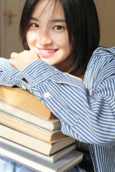 女子当众撩衣给男友喂NAI